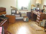 Fabulous vntg. suitcases. Practical desk & great lighting!