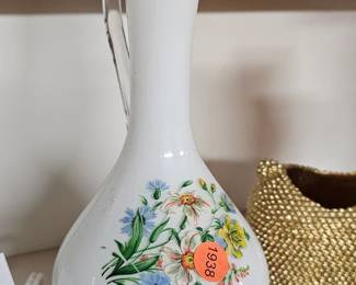 MILK GLASS VASE / FLORAL