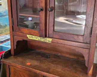 DOLL HUTCH / CABINET