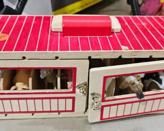 TOY HORSES / STABLE