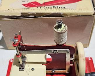 VINTAGE SMALL SEWING MACHINE