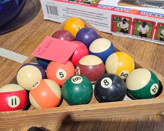 POOL / BILLARD BALLS
