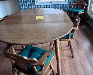 Kitchen table. Comes with 6 chairs. 