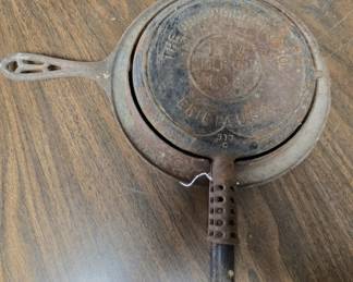 GRISWOLD "THE NEW AMERICAN" WAFFLE IRON