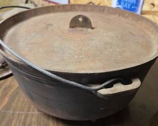 VINTAGE 14" CAST IRON DUTCH OVEN
