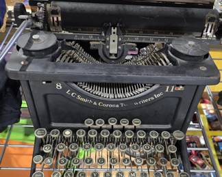 ANTIQUE TYPEWRITER