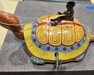 VINTAGE TIN WIND UP TURTLE