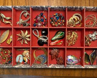 Ton’s of Vintage Fashion Brooches