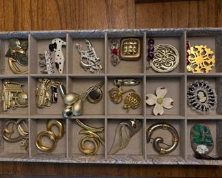 Ton’s of Vintage Fashion Brooches
