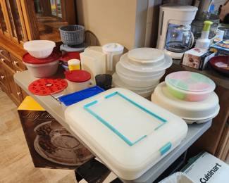 Plastic kitchenwares - including large cake storage 
