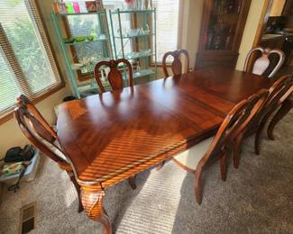 Stunning Dining Table with 6 Chairs (chair upholstery needs cleaned)