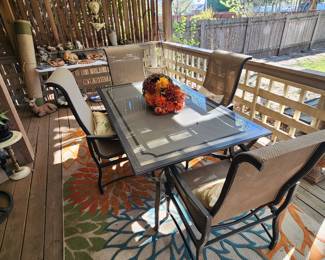 Beautiful Patio Table and 4 Chairs