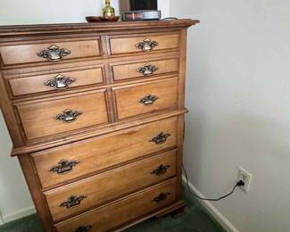 Solid wood chest of drawers 