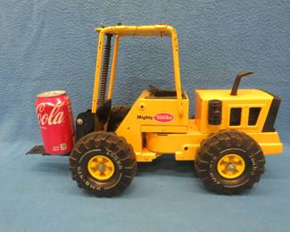 Lot 129. Vintage rare size pressed steel Mighty Tonka forklift marked #54743 0n the body and XMB-97 on the tires. All parts work. VGC. 20" long to the tip of the forks x 11 1/2" high to the top of the cab.