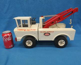 Lot 123. Vintage 1960s Tonka pressed steel wrecker/tow truck in excellent condition with two booms and a decal: Tonka AA Wrecker Truck. Paint and parts are all original including the cab light, cables, and hooks. 16" long x 9" to the top of the cab x 8" wide.