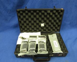 Lot 92. Four Glock 9mm magazines, 3 15-round, 1 17-round, all marked GL9; and a locking pistol case that appears new