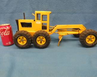 Lot 126. Vintage 1960s Tonka pressed steel road grader in VGC. Paint and all parts are original.