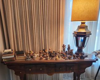 Sofa table. Boyds Bears.