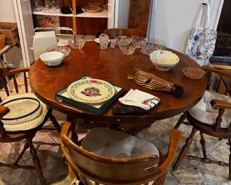 Table with one leaf and four captains chairs