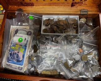 Paper money and coins from all over the world. (whole box)