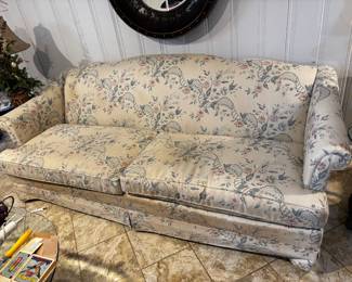 Thomasville couch 80" x 38" Very clean