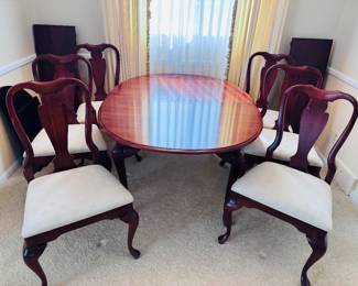 Queen Anne style Mahogany Dining Table and Chairs