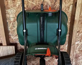 Scotts Turf Builder EdgeGuard Mini Broadcast Spreader