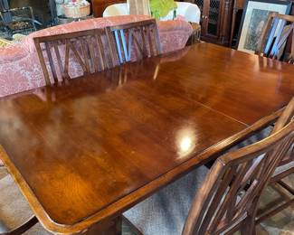 Beautiful Bernhardt Table and chairs. Include 2 leaves and custume pads