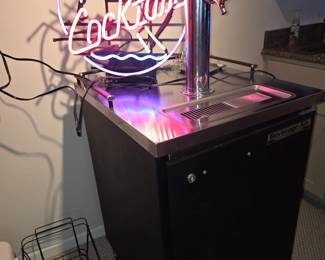 'Cocktails' neon bar sign