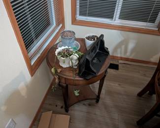 Round end table