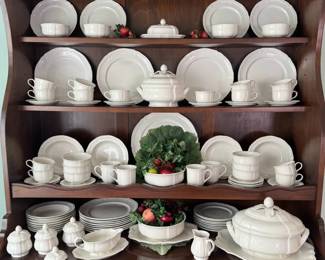Incredible Villeroy  Boch Manoir Pattern...Rare 12 Piece w Additional Serving Pieces