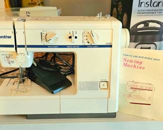 Brother sewing machine with foot pedal/manual