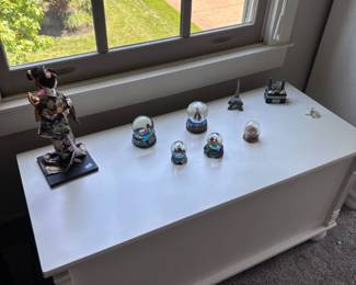 White storage bench / window seat with collectible figurines