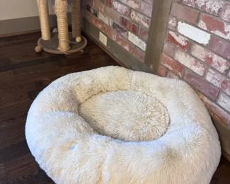 Plush round pet bed and cat scratching post