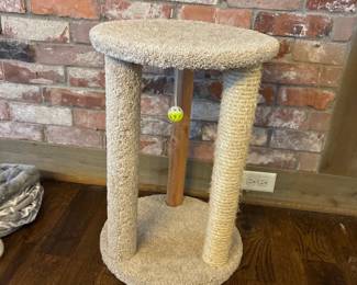 Small cat tree / scratching post with platform
