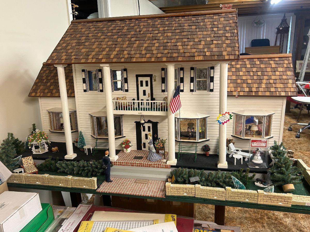 Huge furnished dollhouse 