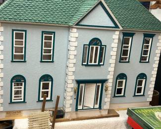 Dollhouse ready to decorate 