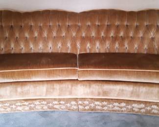 PRESALE - $500 STUNNING MCM/VINTAGE BROYHILL FRENCH PROVENCIAL/PRINCESS CURVED VELVET TUFTED SOFA IN PRISTINE CONDITION IN CARMEL-BARELY USED