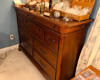 Items Located In The 1st Bedroom (MASTER)