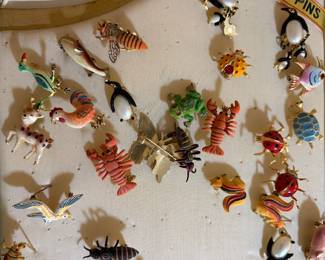 Scatter pins bugs, ladybugs, fish, turtles, lobster, frogs, pigs, penguins, deer, owls, ladybugs, dogs