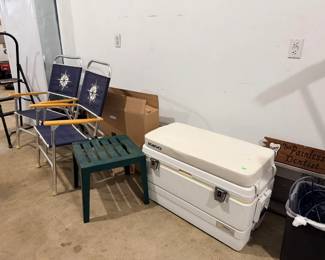 Igloo cooler with seat cushion