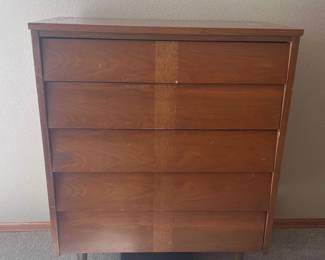 1 MCM Dresser