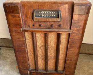 c Montgomery Ward Airline Wooden Tube Radio
