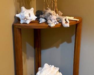 Corner shelf and nic nac's