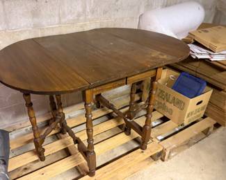 Drop leaf table