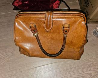 Vintage T. Cappelli leather doctor's bag with a classic frame opening.