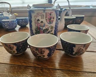 A blue and white Chinese porcelain teapot and cup set with figural decoration.