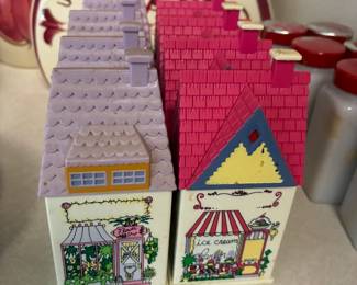 Vintage collectible Reader's Digest miniature plastic spice jars from 1993