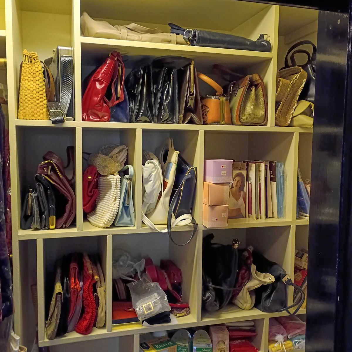 Loads of vintage purses and handbags!