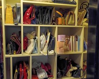 Loads of vintage purses and handbags!